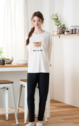 アイボリーのロングTシャツとブラックのレギンス