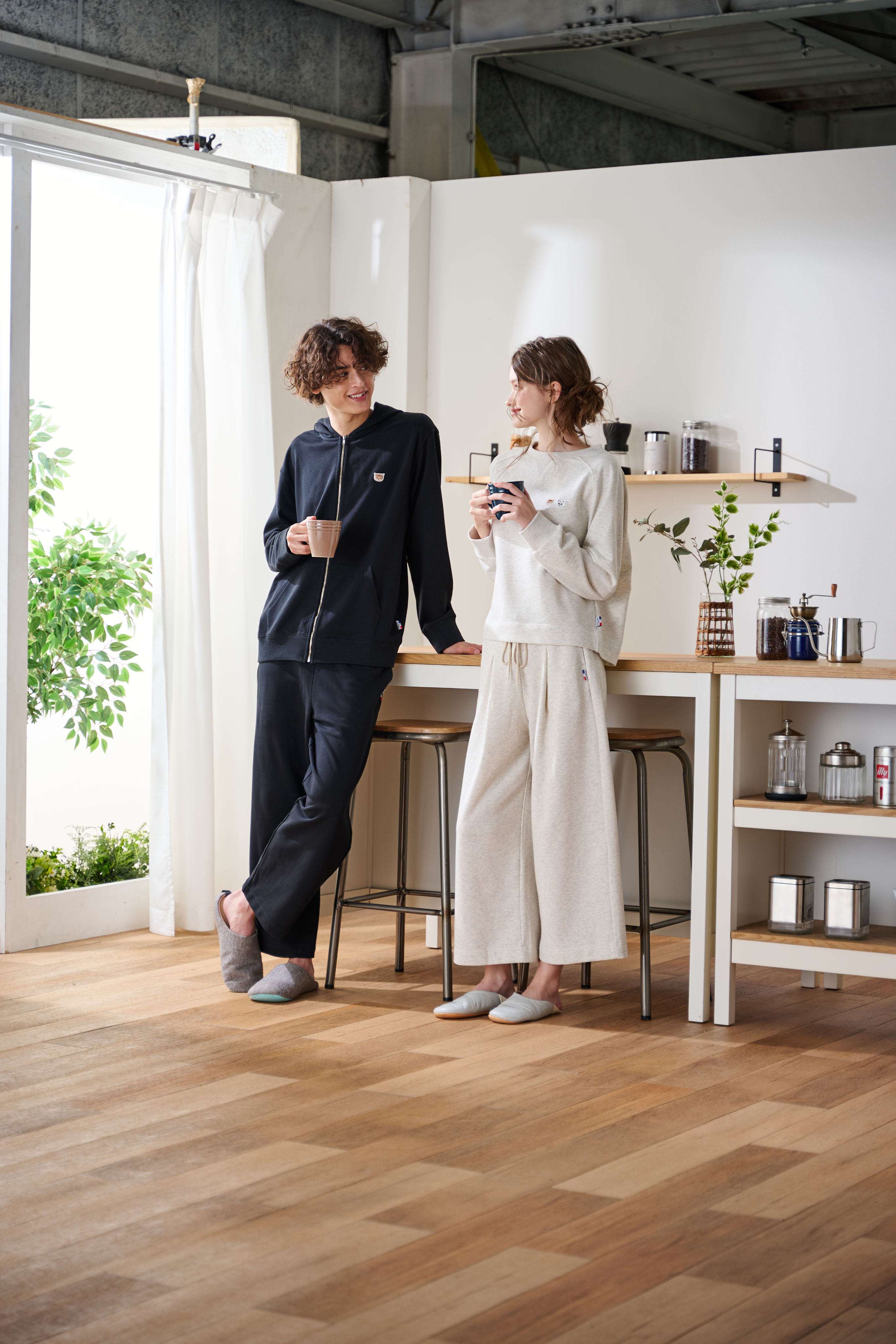 パーカーと長袖ルームウェアのペアコーディネート