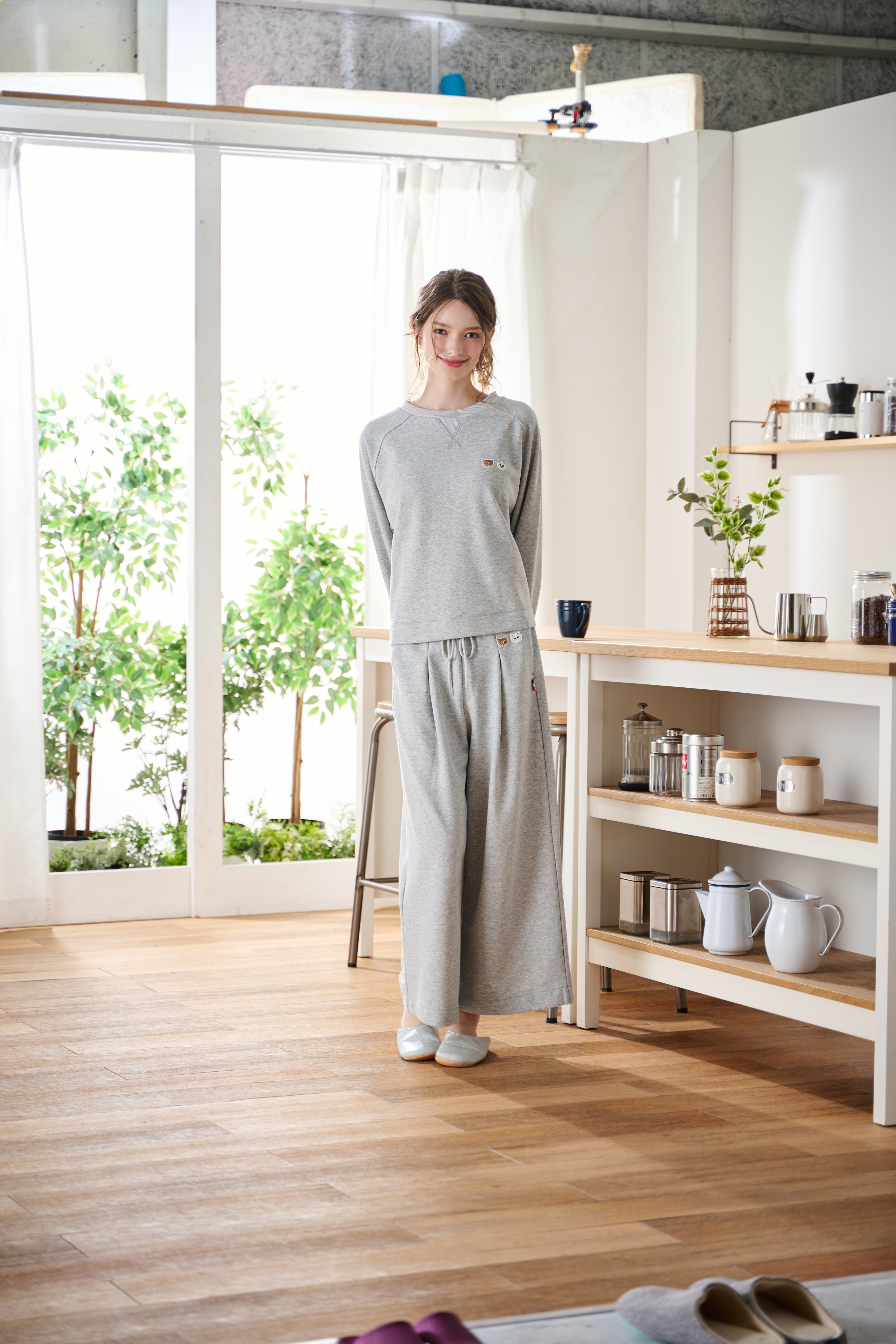 グレーの長袖プルオーバーとフレアパンツの着用イメージ