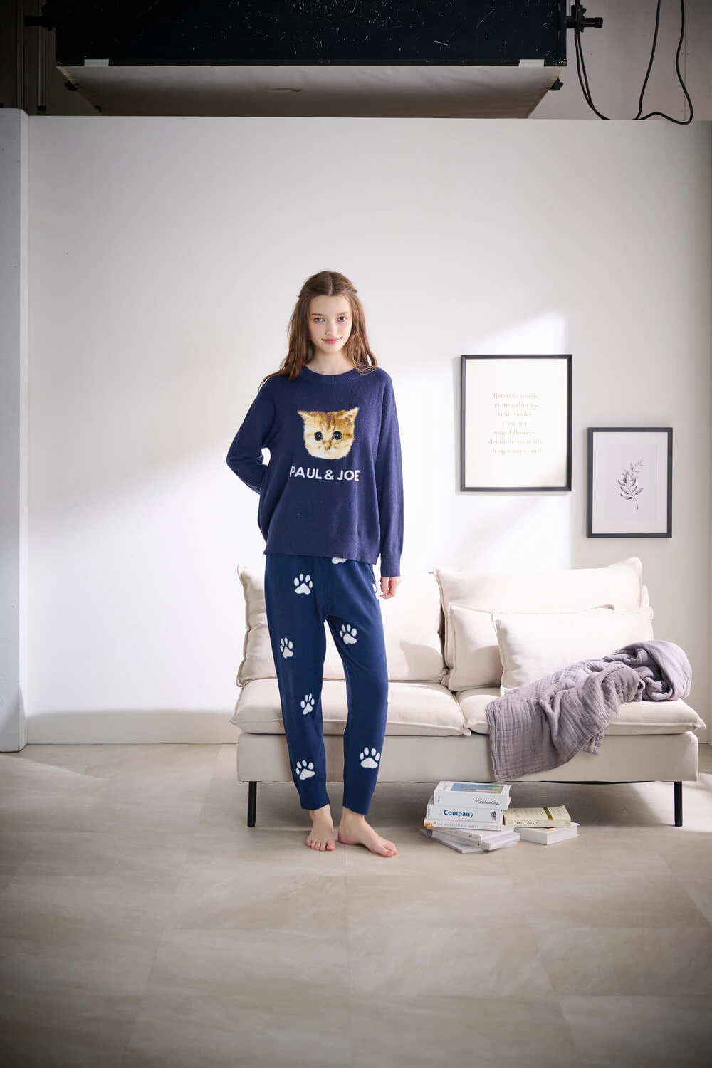 ネイビーのランダム猫足跡 ロングパンツ
